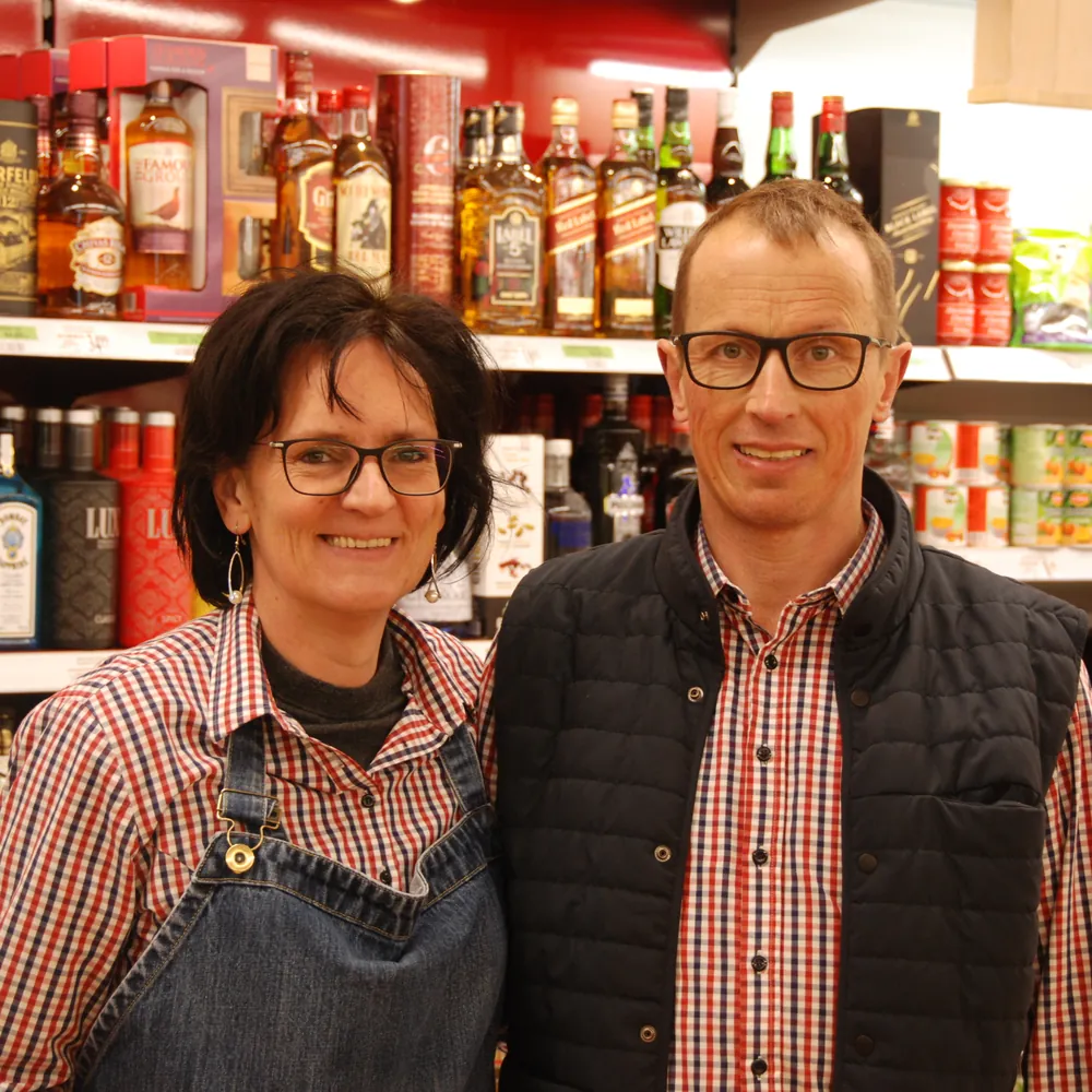 Johan en Liliane samen in hun winkel