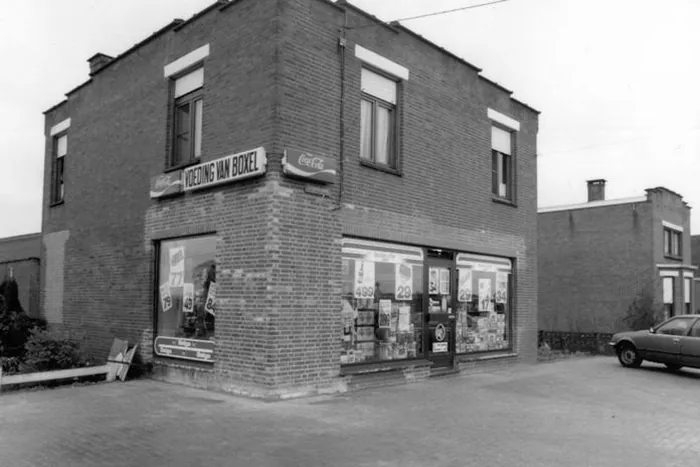 De winkel Voeding Van Boxel in zwart-wit, gezien vanaf de straat